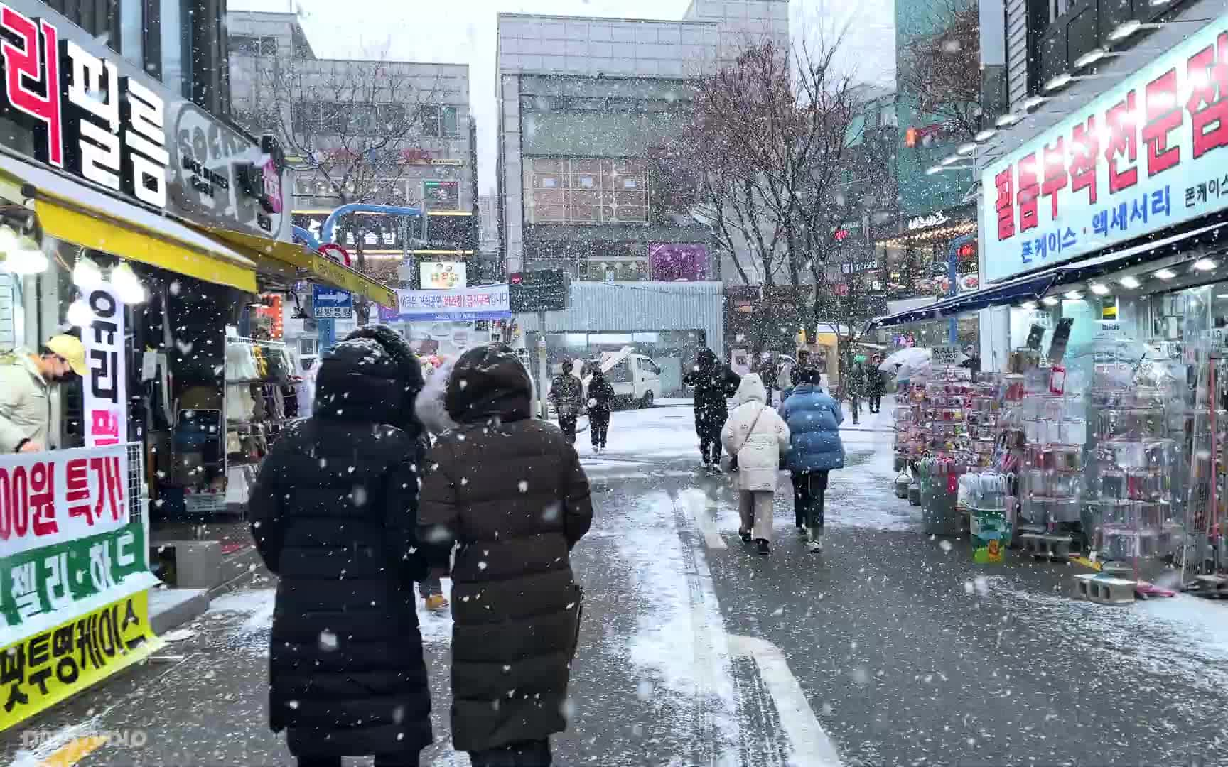 散步vlog走在大雪纷飞的弘大街头大雪中漫步弘大街