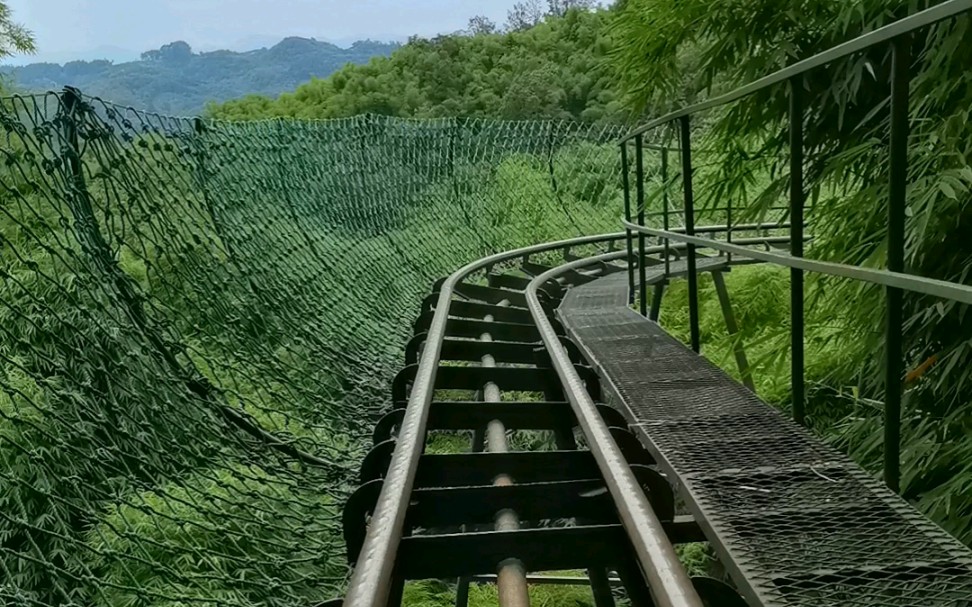 川西竹海的特色下山滑道车