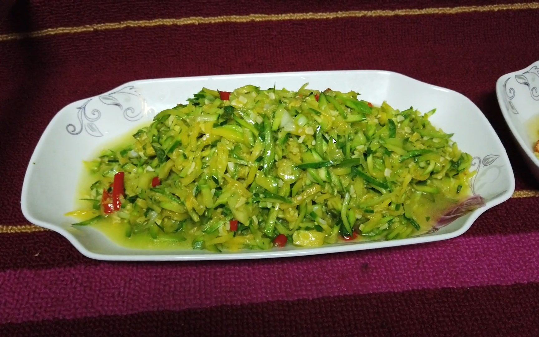 炒嫩南瓜丝,翠绿清香,鲜嫩爽口,营养丰富,请大家品尝一下