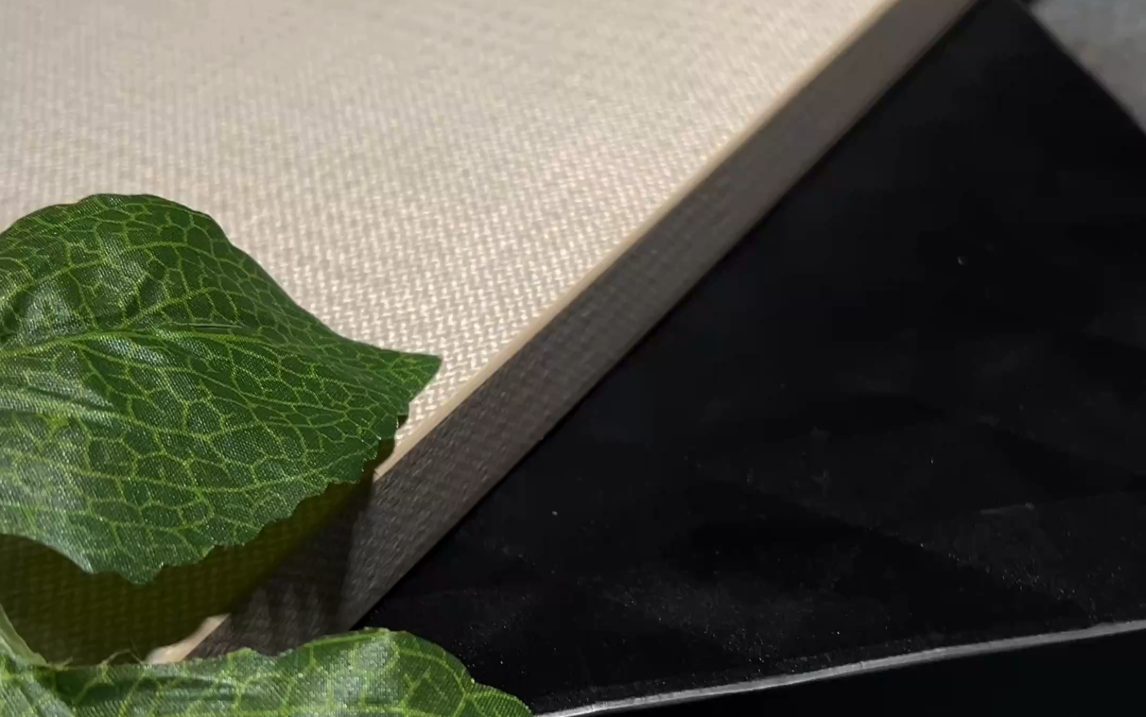 进口俄罗斯白松基材,纹理清晰,凹凸感强烈,真实还原岩板效果.