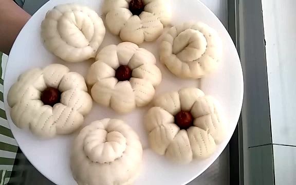 花样面点这种做法还是第一次,筷子一夹不用擀皮不用卷简单好看