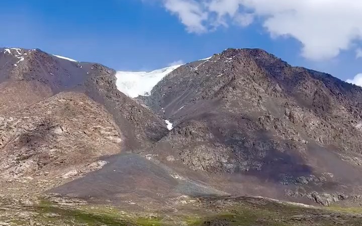 [图]天山山脉令人难以置信的雪崩镜头,幸运的是,每个人都活了下来。