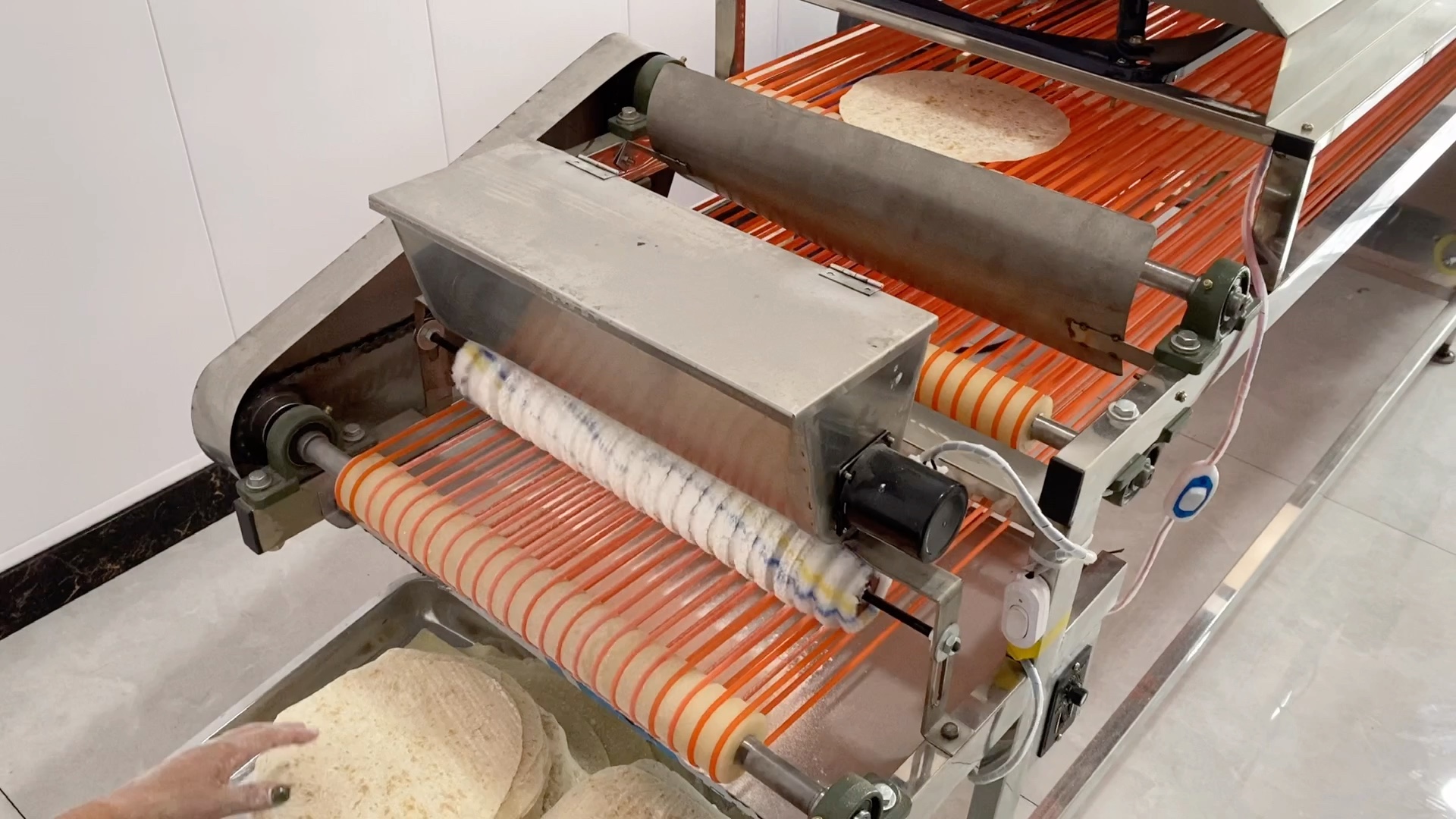 原来权证哦单饼机做单饼太好用了,圆形单饼机自动