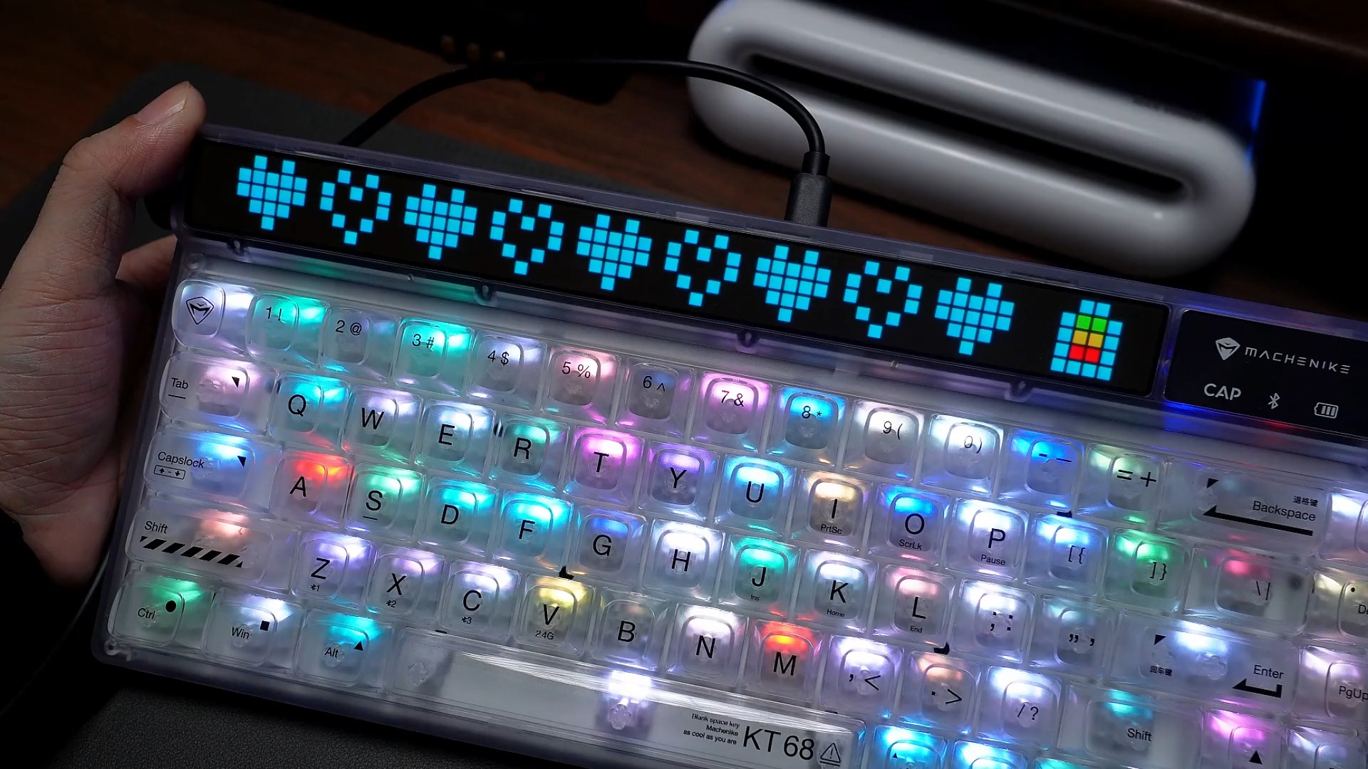 带屏幕的透明键盘,灯效亮起的瞬间,简直了!
