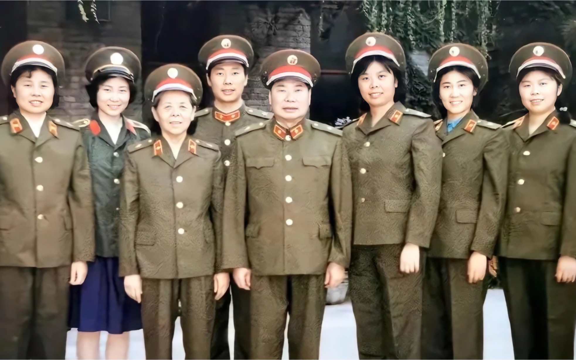 開國上將楊得志和妻子與子女的合影,一家八口身著軍裝,威風凜凜,朋友