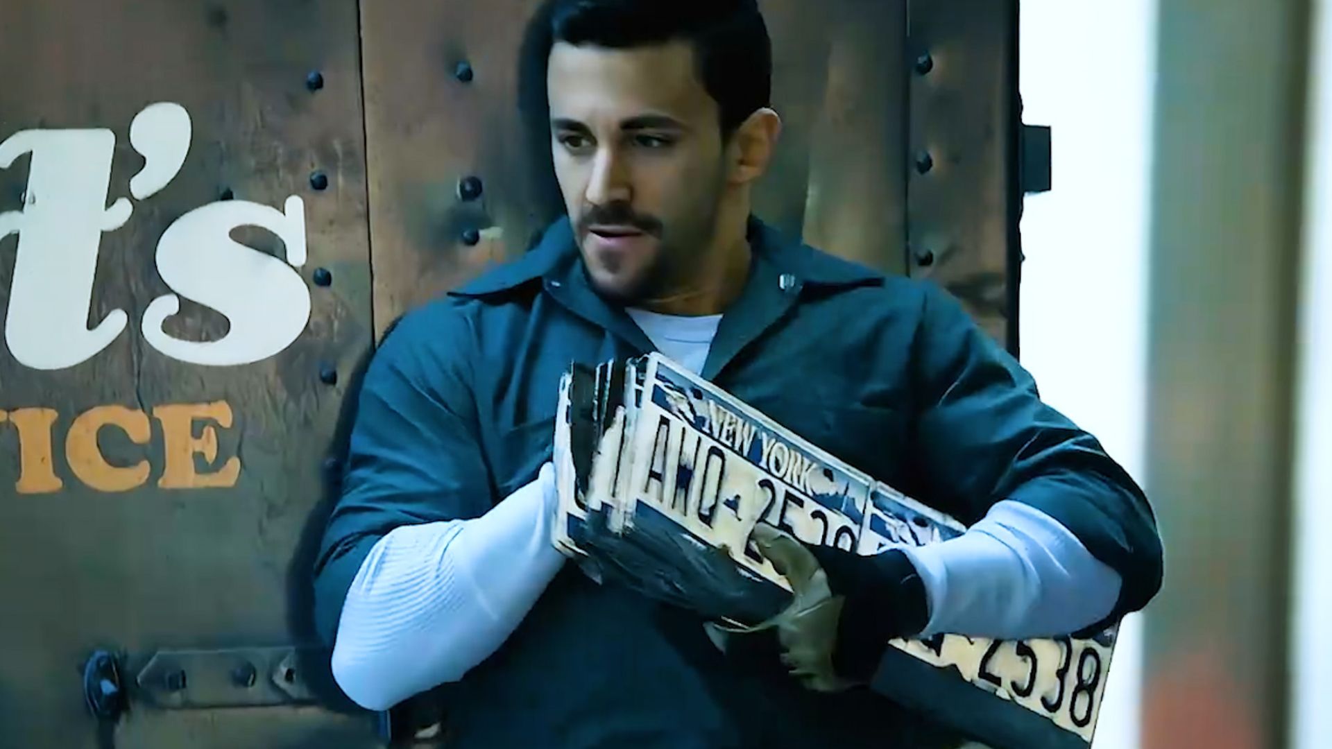 男人凭借着废弃的车牌,成功的逃出了监狱!电影《越狱之王》