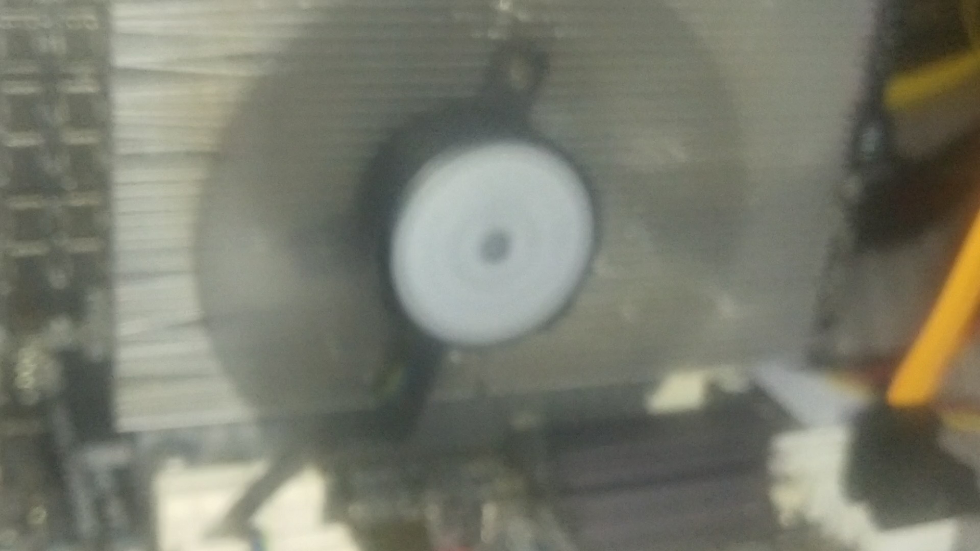 显卡风扇接到主板4针SYS_FAN风扇接口,注意黑色线的位置和方向。显卡风扇坏,又想在win系统控制风扇转速就考虑这么做