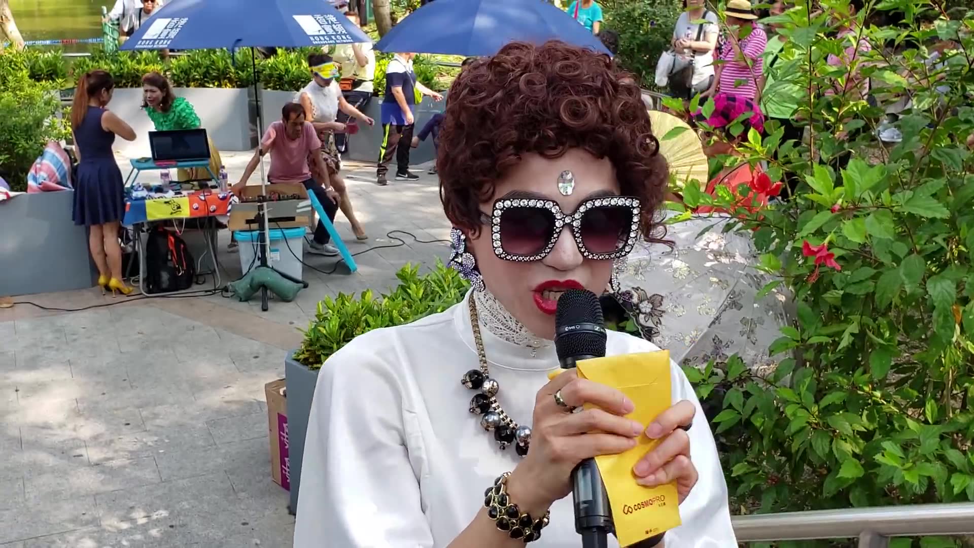 屯门公园三公主宇飞演唱《我的快乐就是想你》,围观的群众真多啊