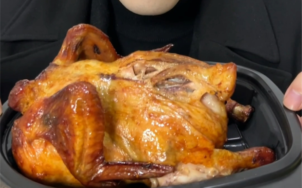 快来看这里有个人大口吃烤鸡