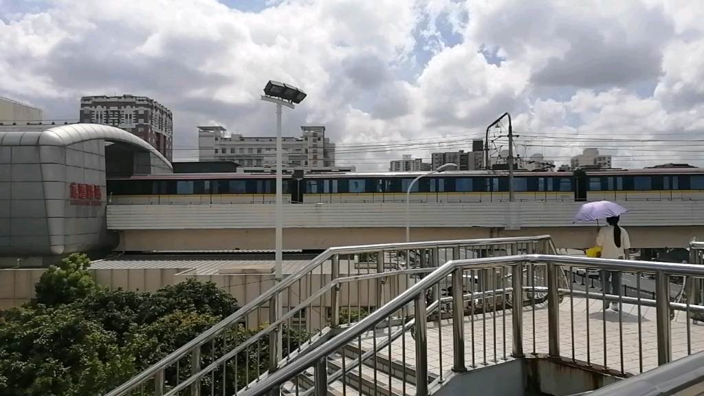 上海地铁3号线(黄鱼)龙漕路进站