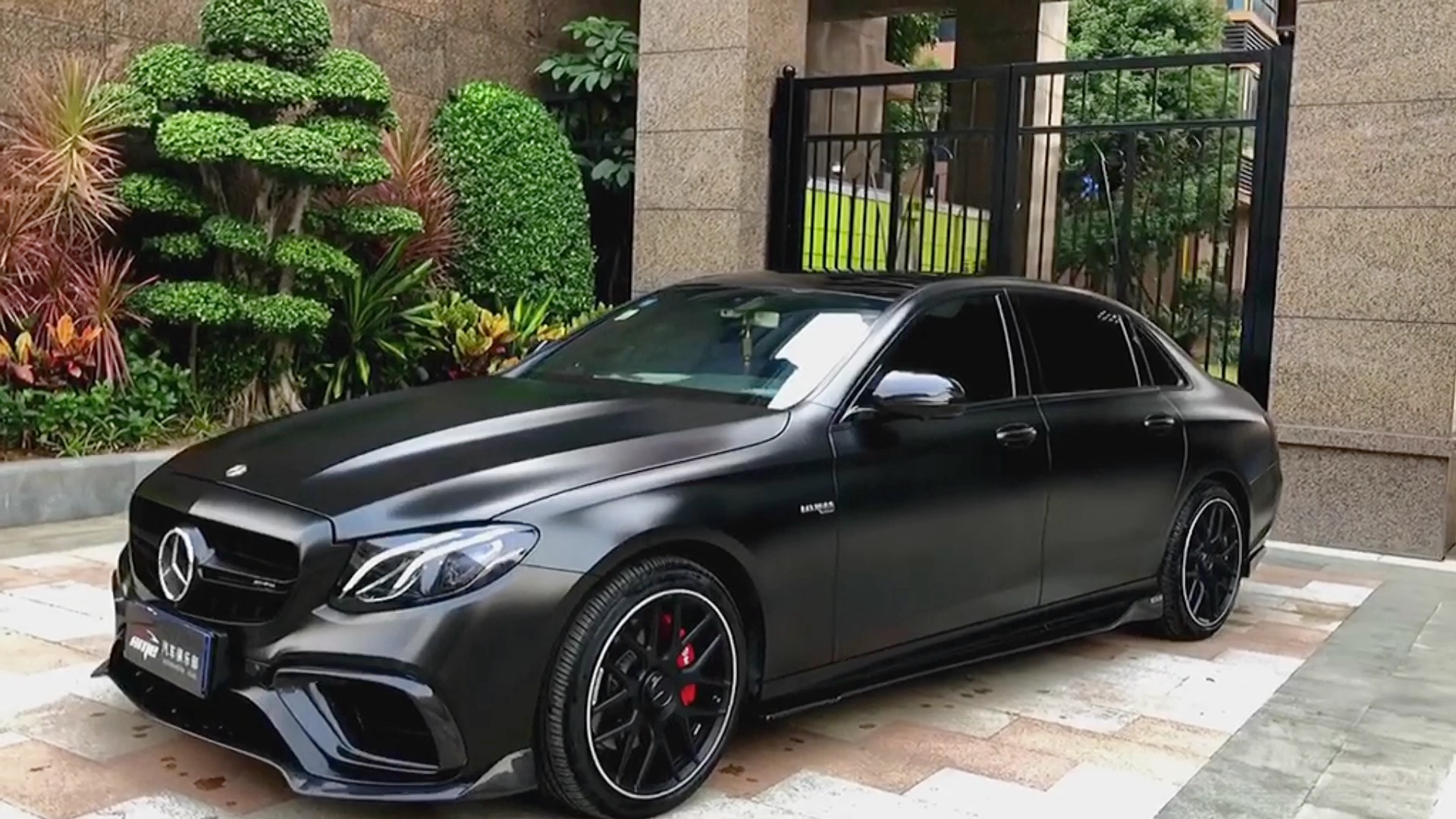 杭州汽车改色贴膜,奔驰e300l车漆电光黑改色贴膜,帅气黑武士效果