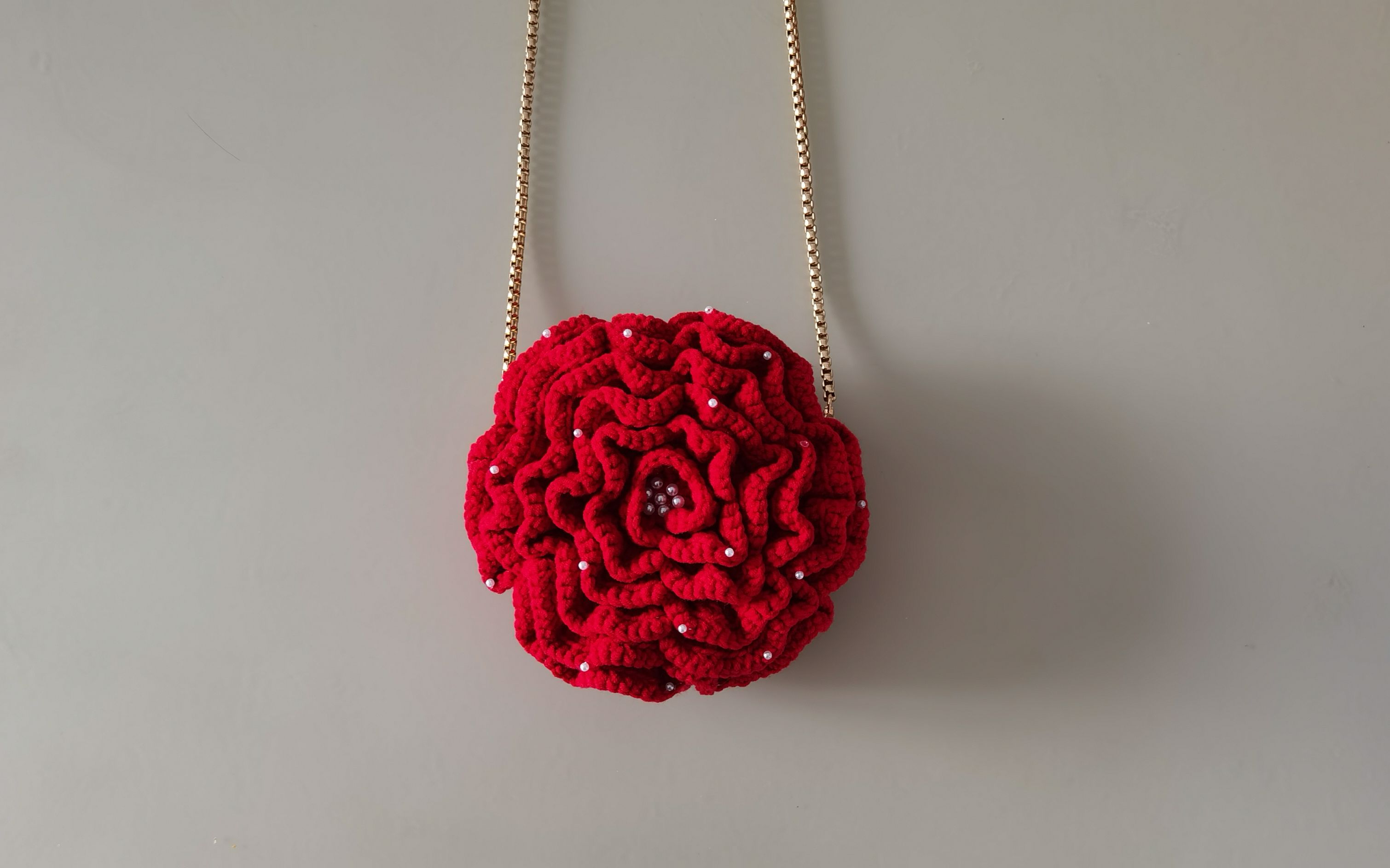 钩织山茶花包包:凌寒强比松筠秀,吐艳空惊岁月非