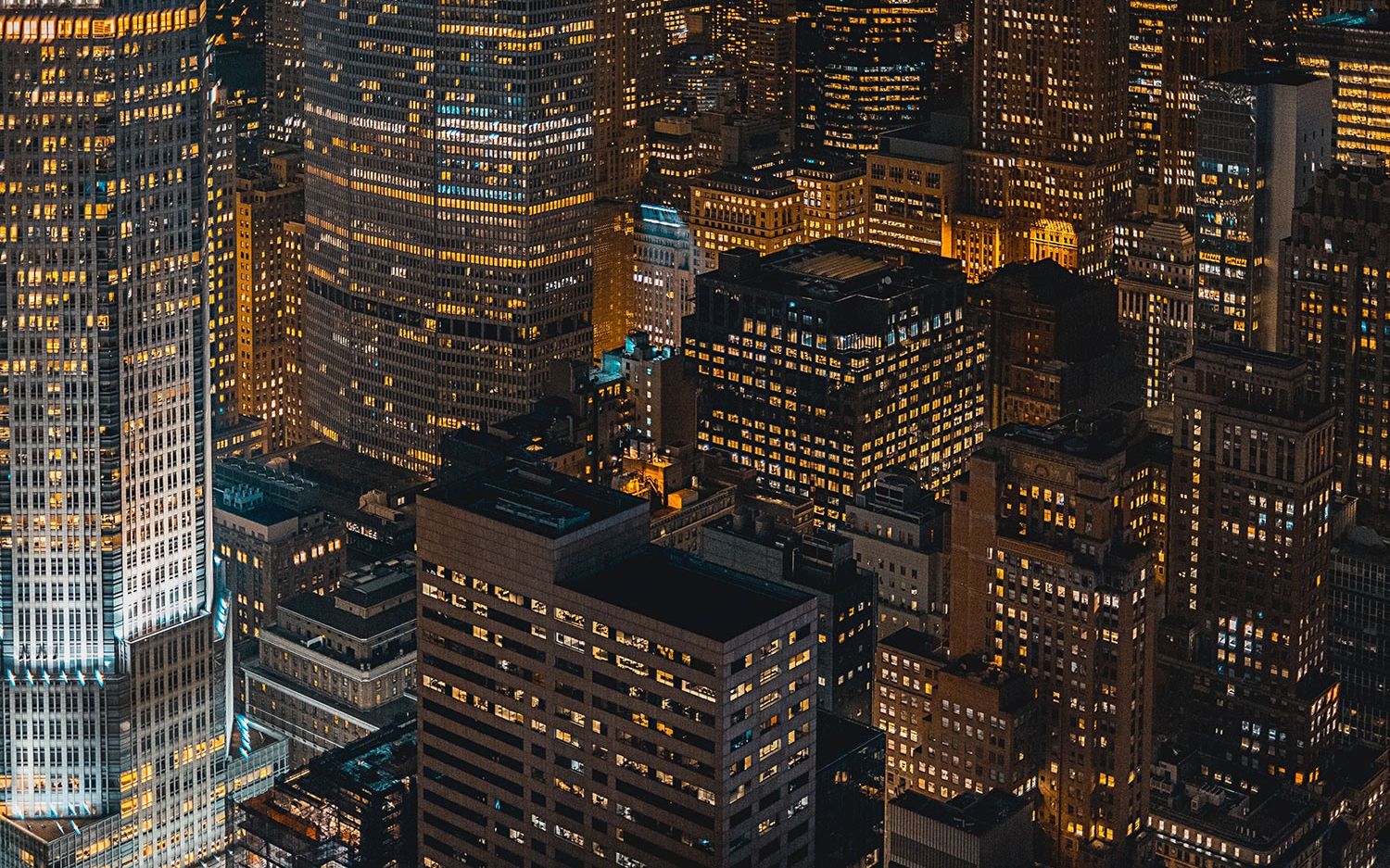 近距离飞跃纽约城市摩天大楼 摩天大楼夜景灯光