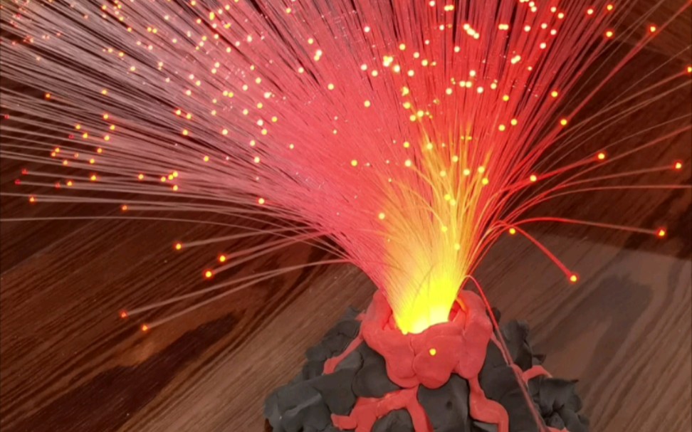 和儿子一起用超轻粘土和光纤灯做了个火山,也点燃了言哥哥心中的小