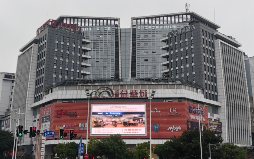 桂林国贸益华城主楼(写字楼部分)的杂牌贯通门电梯