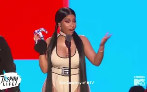 Скачать видео: Nicki Minaj在VMA上为Fifth Harmony出头/Camila Cabellos和Fifth Harmony的反应（4p）