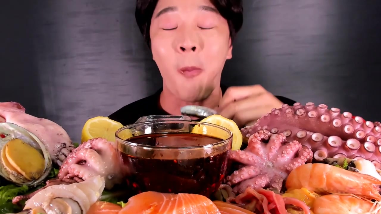 超级大胃王吃超级海鲜!章鱼,鲍鱼,鲑鱼生鱼片,鱿鱼 most popular