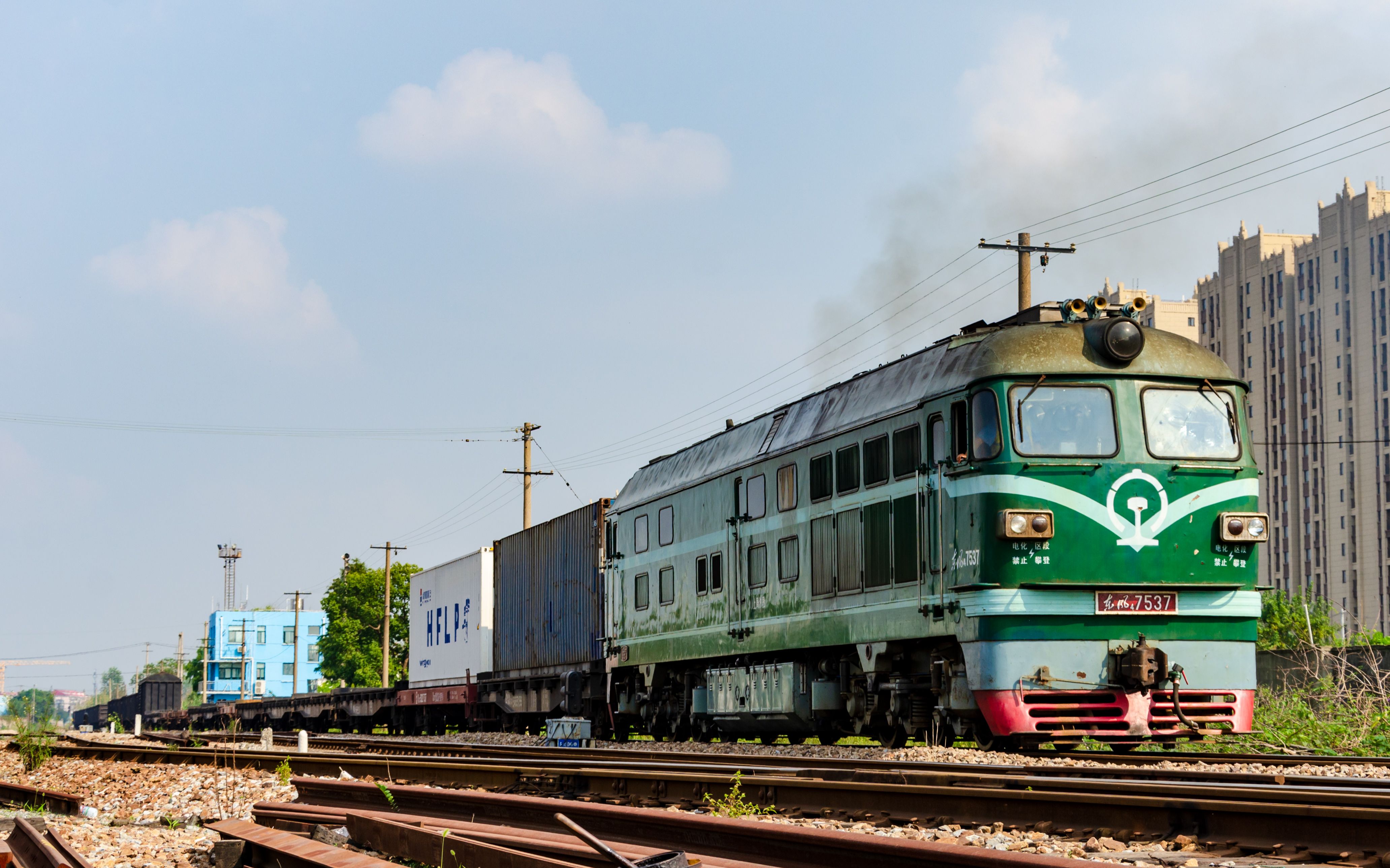 df4b7537牵引货列桃浦一道发车 震撼喷烟