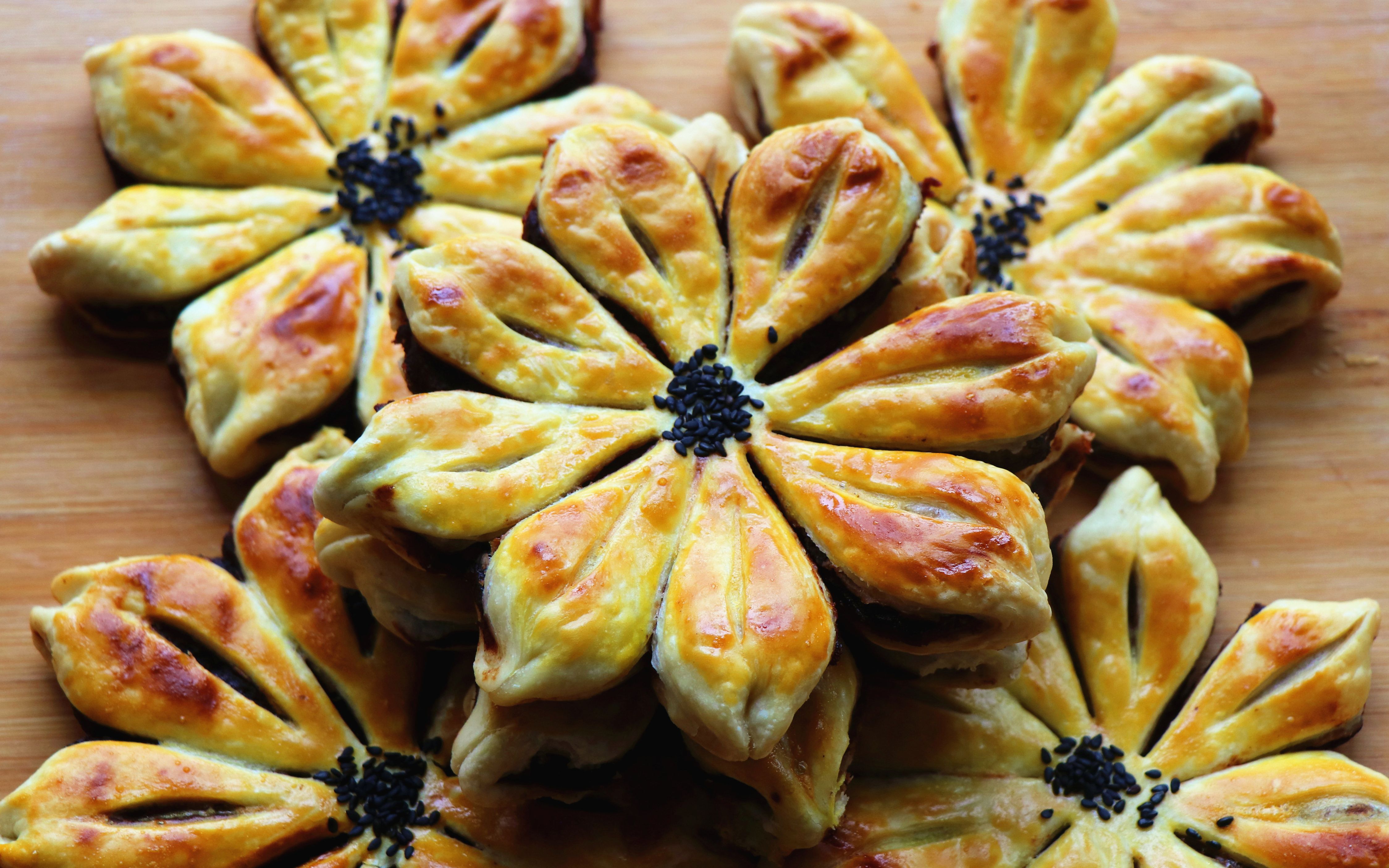 面粉花式做法,不用烤箱,外皮酥脆,里面香甜细腻,咬一口直掉渣【菊花酥