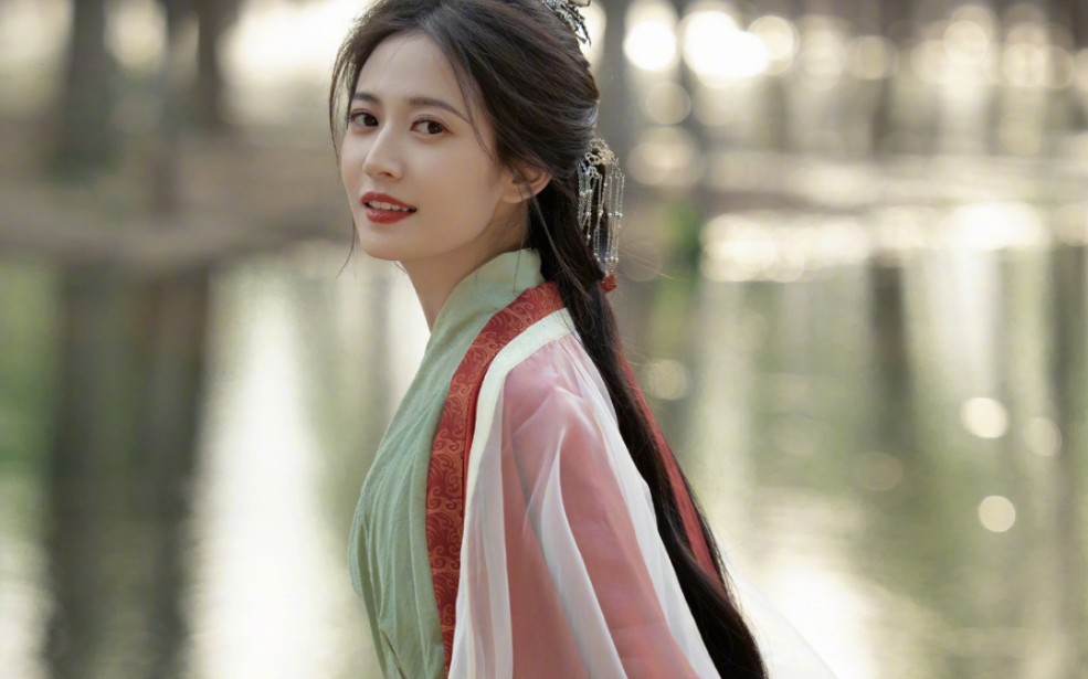 红衣仙气飘飘的陈钰琪