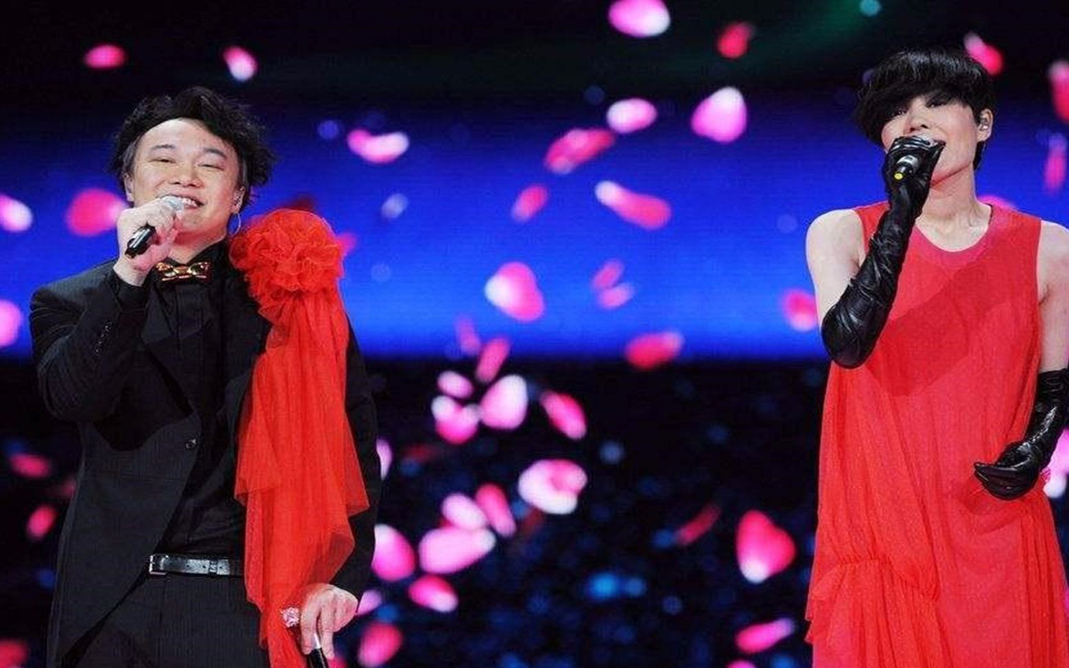 陈奕迅搭档王菲,深情合唱《因为爱情》,还原爱情最初的模样!