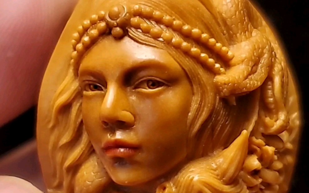 般若题材作品,一面美女一面鬼,雕工细致入微非常精美 #般若 #文玩