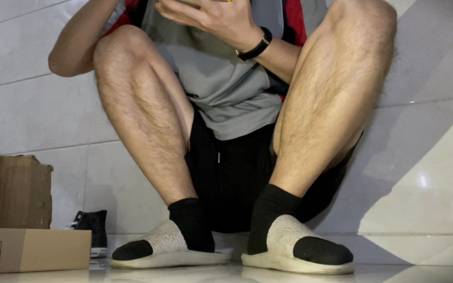 黑袜子快递大叔 蹲着吃外卖