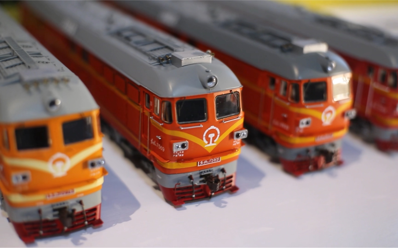 火车模型视频 曙光模型df4b内燃机车列队接受检阅