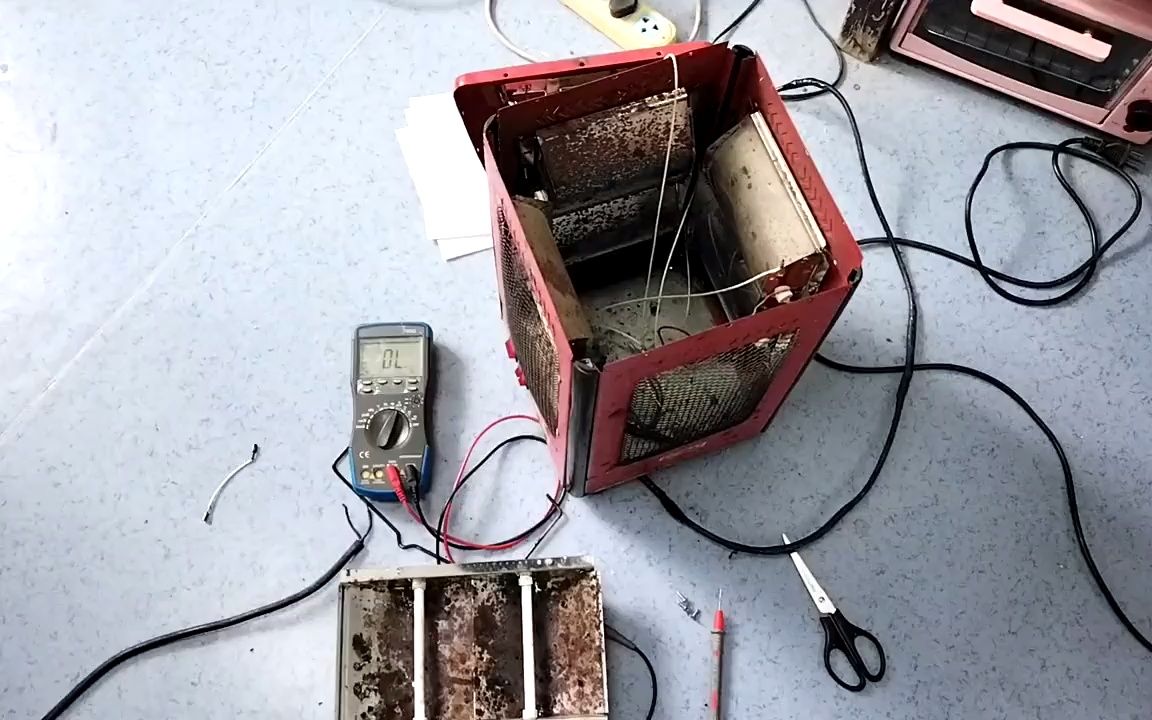 电暖器有两面不发热,拆开检修控制电路.