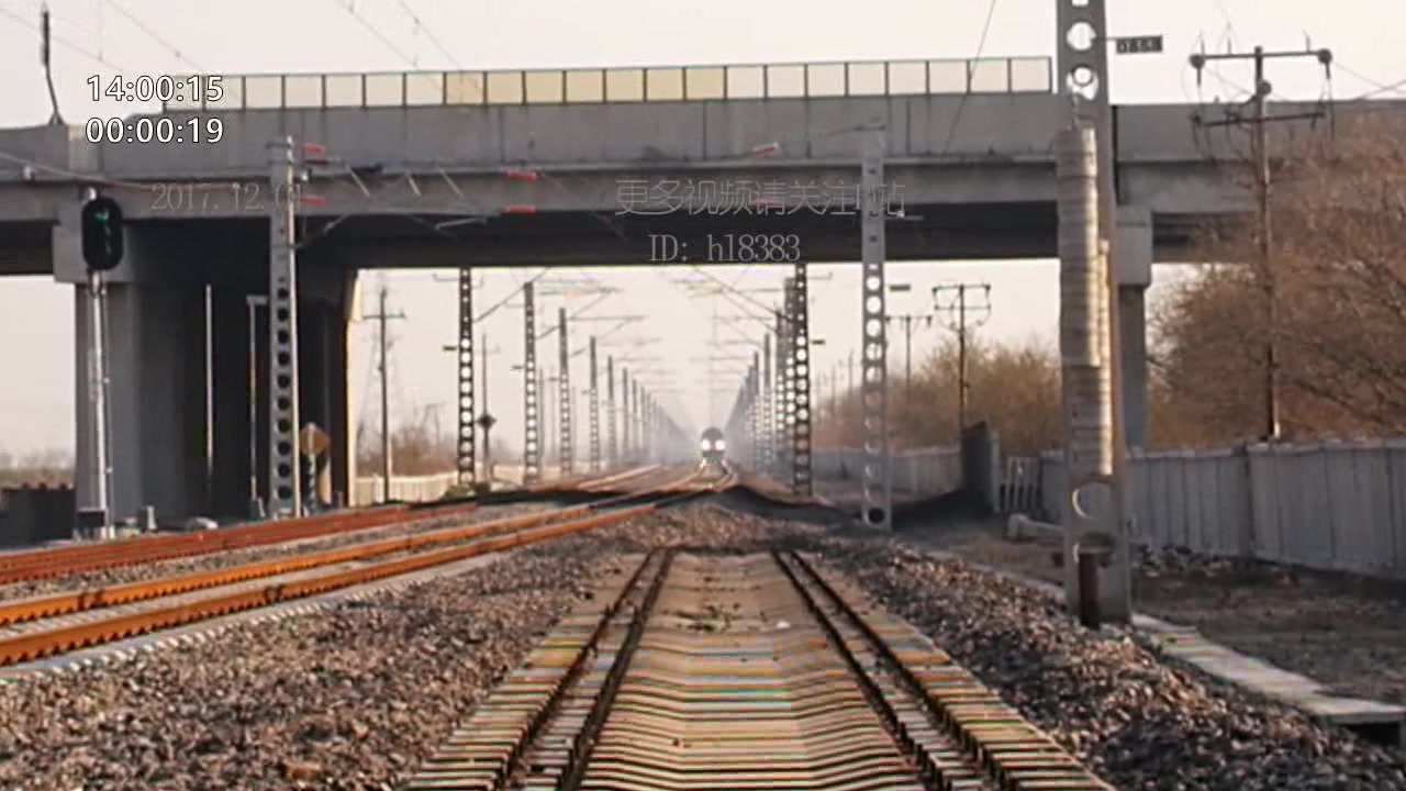 站在李港铁路刚刚停用的轨枕上拍新西南环上行方向8b货车