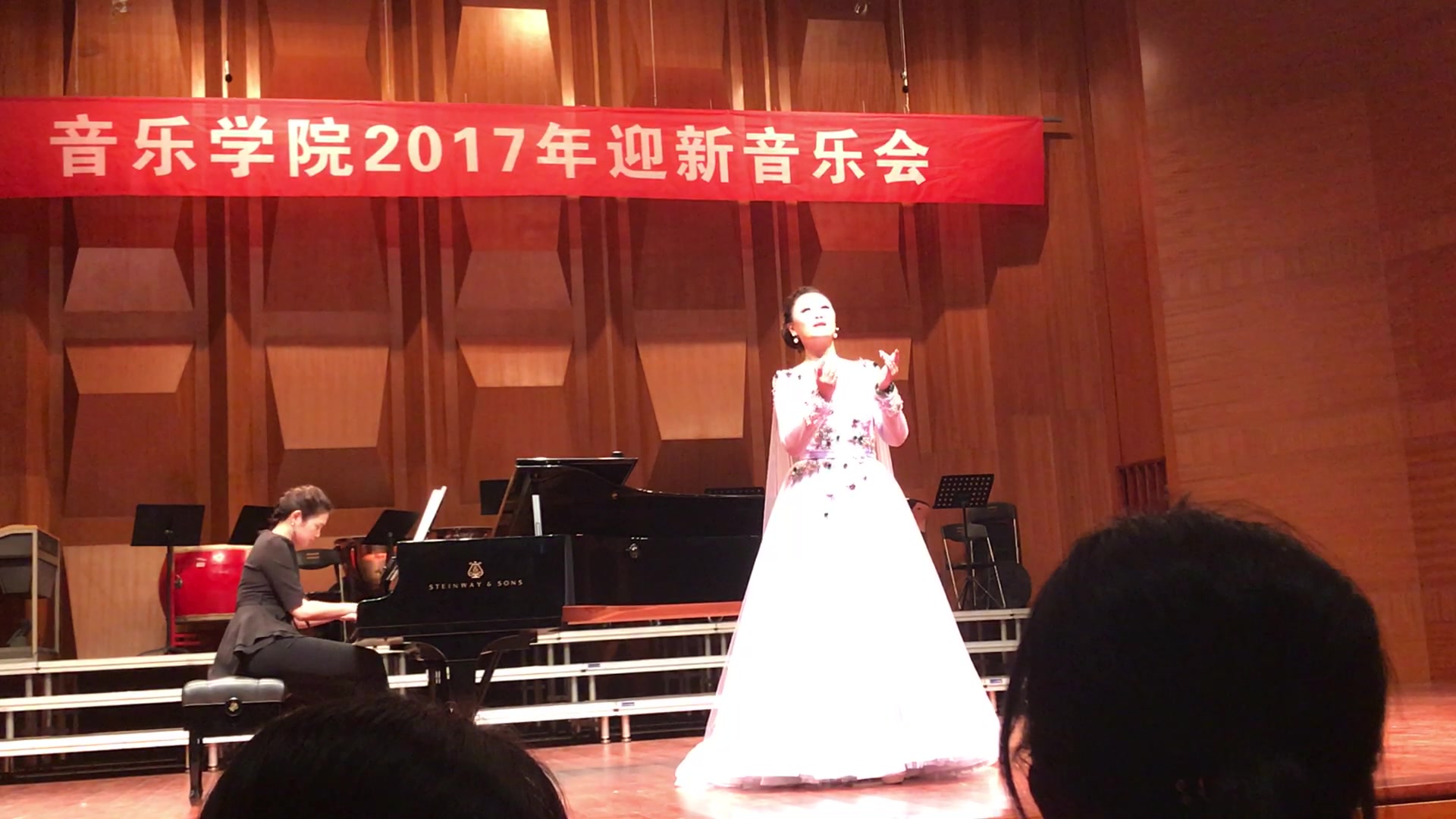 福建师范大学2017迎新音乐会 女高音独唱《轻轻推开一扇窗——原创音乐剧<星>选段》哔哩哔哩bilibili