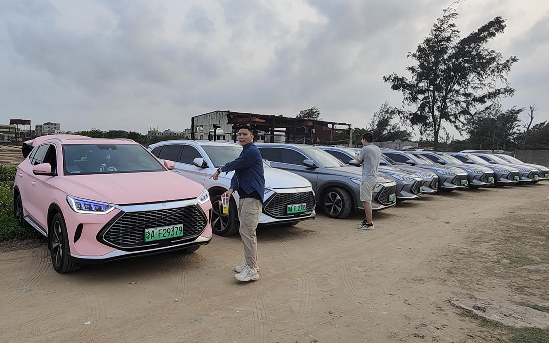 比亚迪宋plusdmi车友群自发组织线下聚会场面壮观第一次看到粉色版