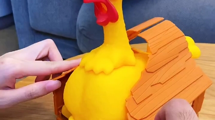 会下蛋的母鸡玩具,好好玩 "这种可爱的玩具能玩一整天 "童心未泯的大