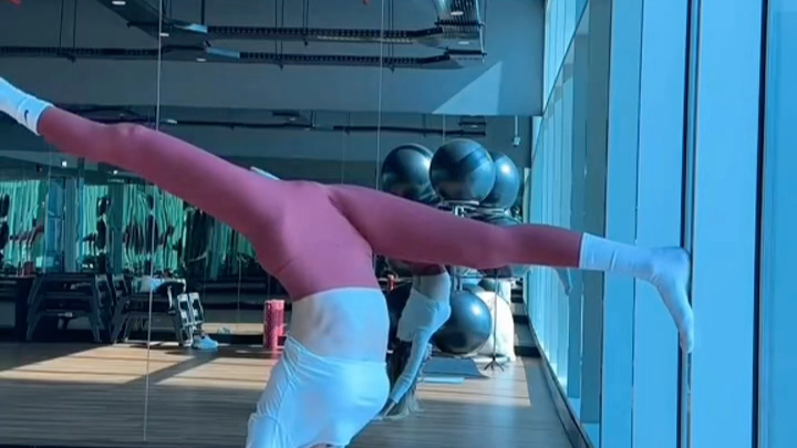 瑜伽美女解锁新姿势