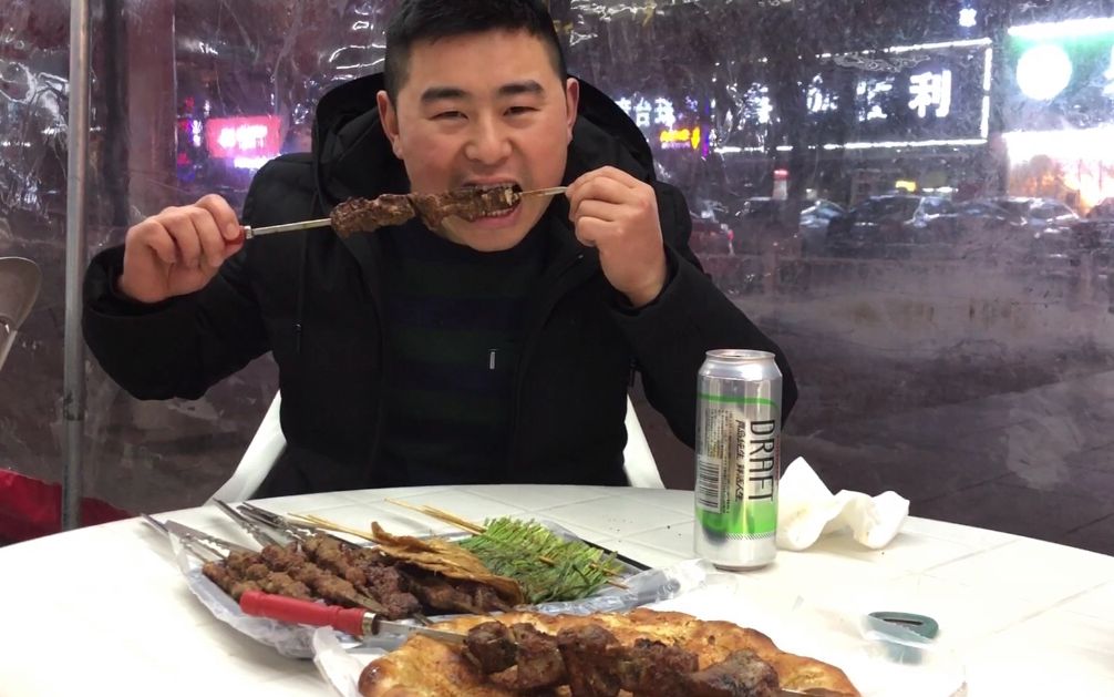 新疆烤羊肉10元一串烤羊排,大块吃肉大口喝酒,真带劲