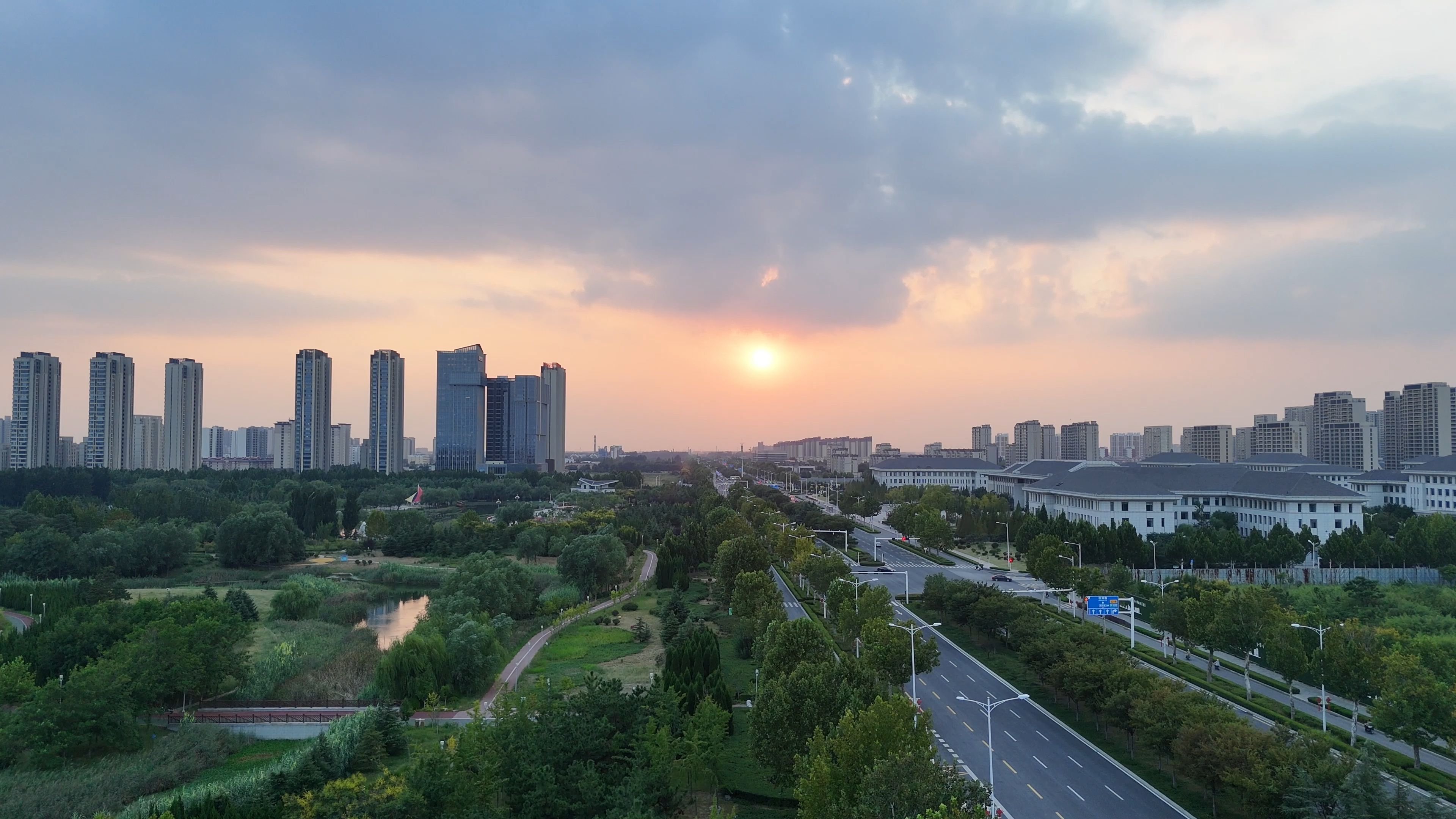 平度航拍:夕阳下公园的美景,路边的足球场内只有一个孤零零的踢球者,在这拍回风景就要回家看国足VS沙特的比赛了哔哩哔哩bilibili