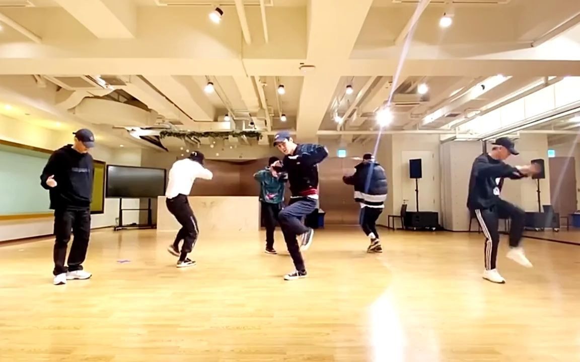 exo新曲练习室舞蹈视频,大秀硬核舞技!人帅随便穿都养眼
