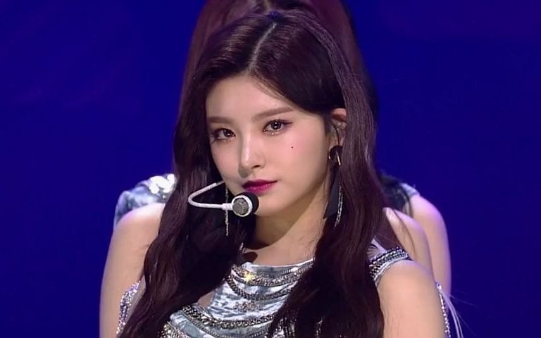 everglow最新歌dun dun打歌舞台0223现场版,又换新造型了