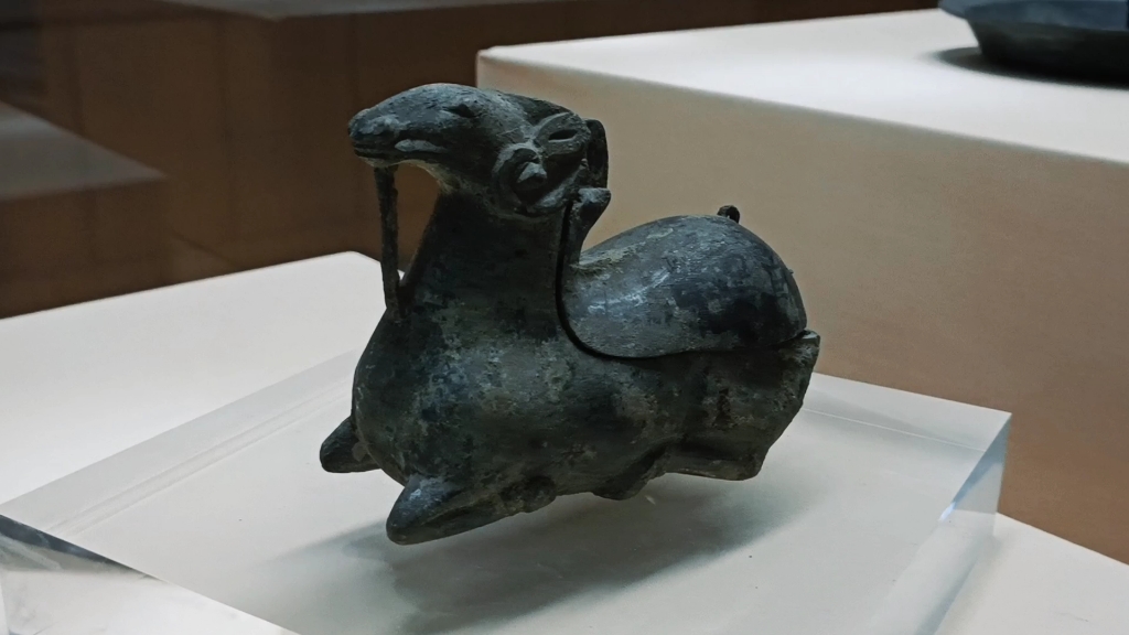 巩义市博物馆馆藏珍品展播——汉代卧羊铜灯