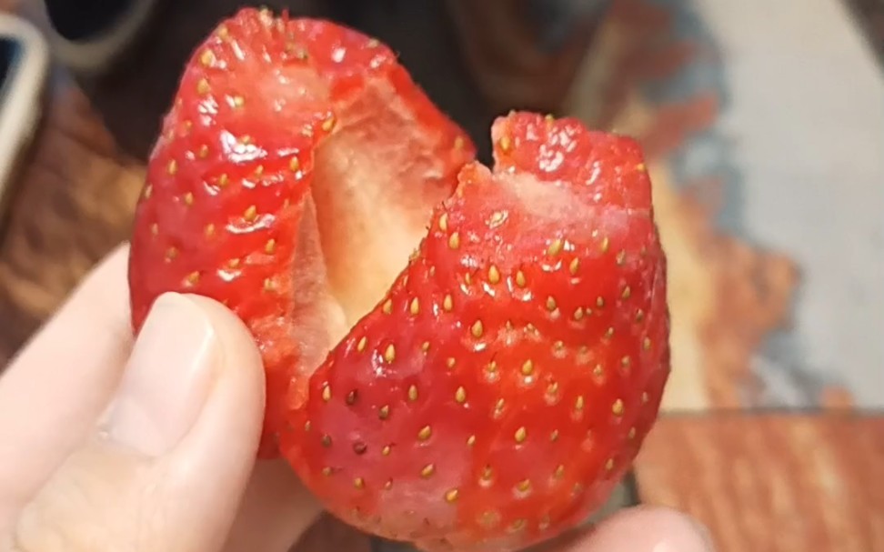像桃子一样的空心草莓