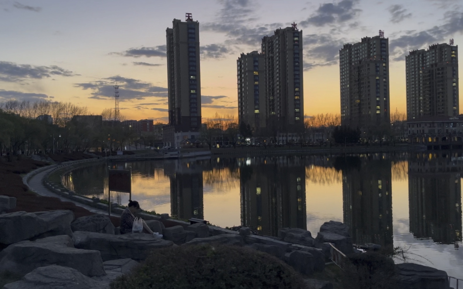 天暖了鹤岗随手一拍都是美景,鹤岗是有海鲜的哈,周末没预约下馆子有点难,海波电话都不接了,这生意是有多爆啊𐟘‚哔哩哔哩bilibili