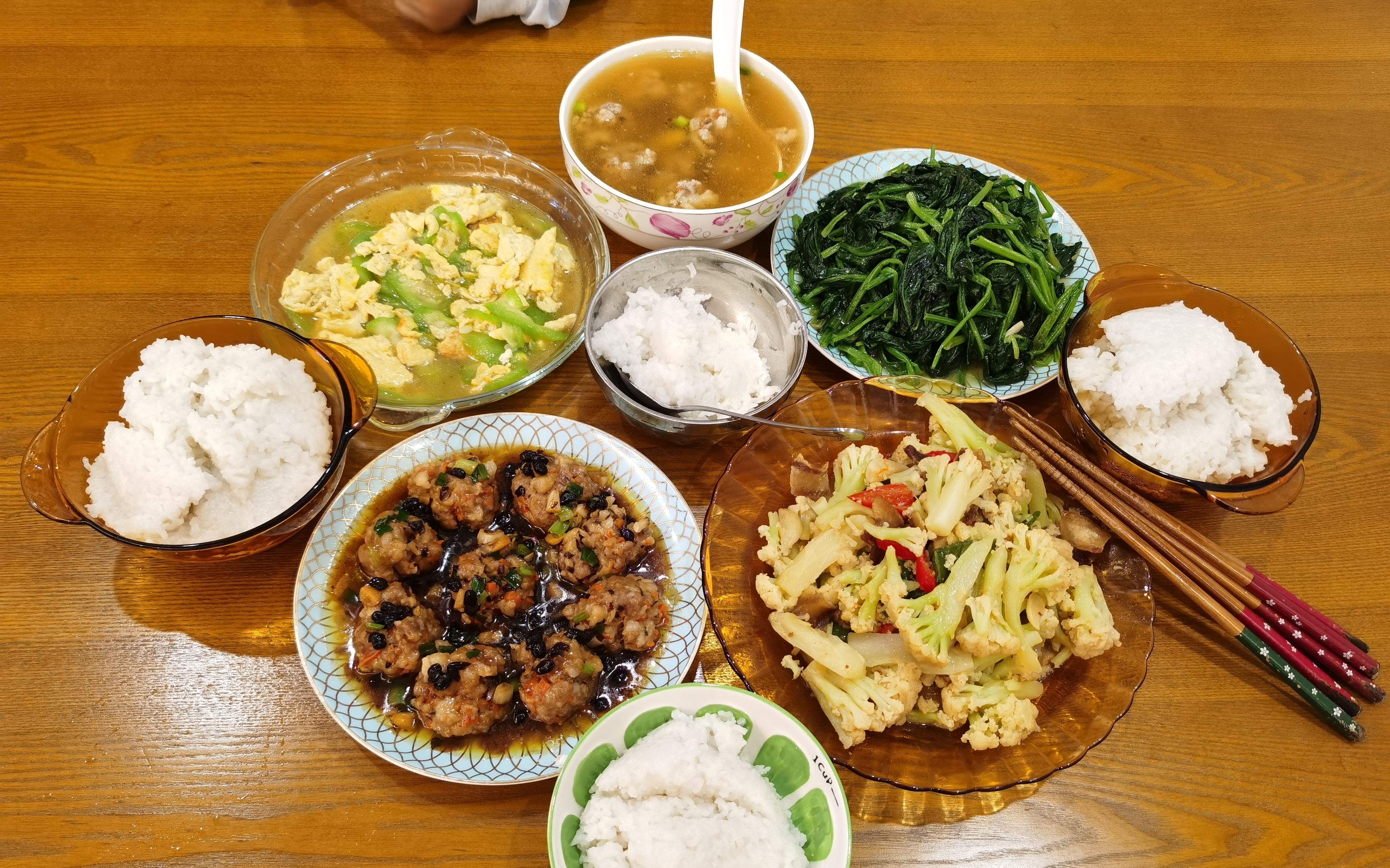 广东家庭的普通晚餐,荤素搭配,营养丰富,蒸肉丸孩子最爱吃