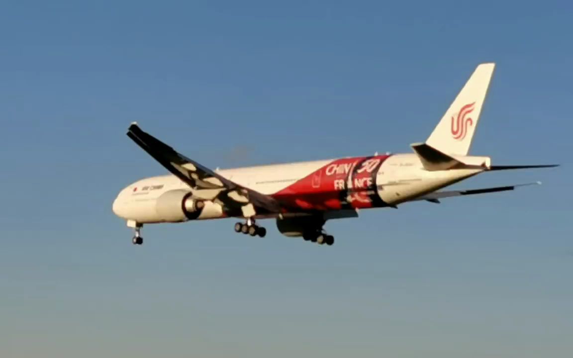 中国国际航空公司中法建交50周年彩绘b-2047落地北京首都国际机场跑道