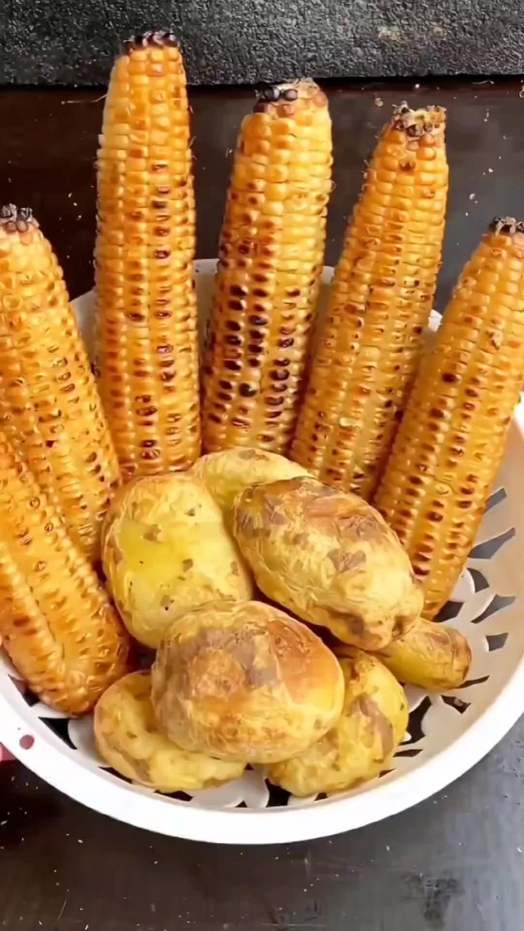 有多久没有吃过烤玉米了(本地叫烧包谷),童年烤玉米的味道,总是令人