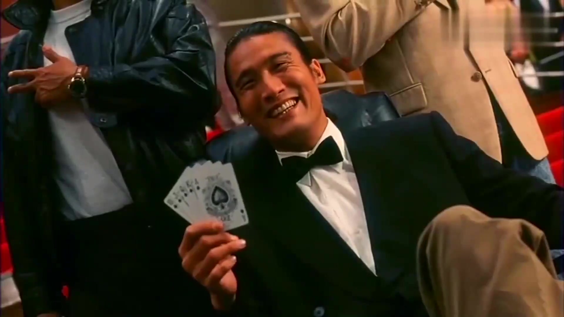 赌神:发哥让朋友假装赌神,让仇笑痴不敢动手,成功带人离开了