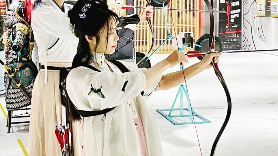 穿汉服射箭的小姐姐