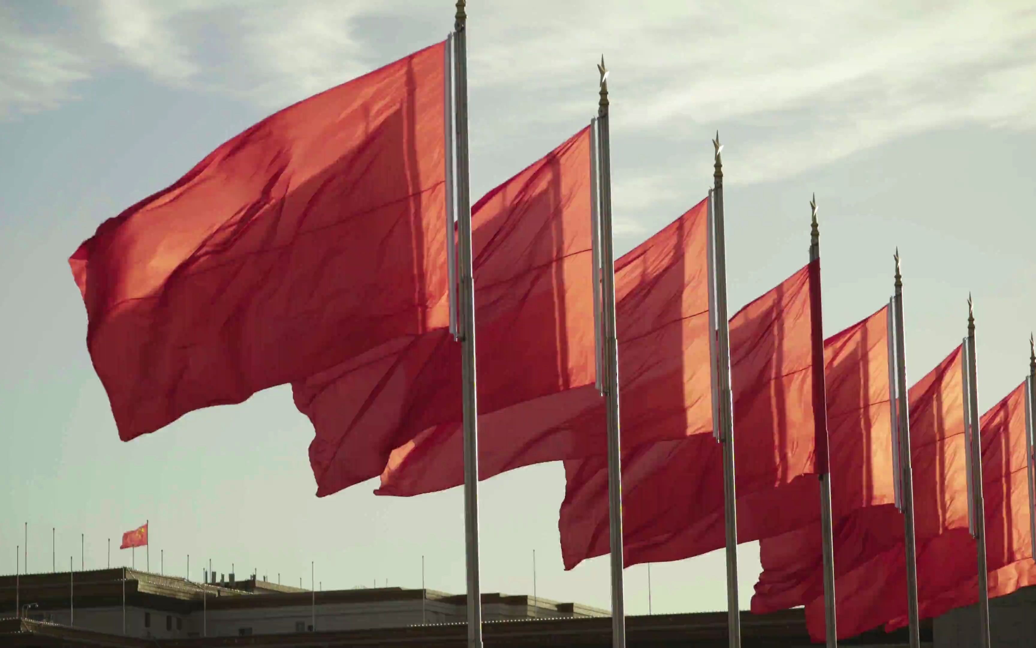中国北京随风飘扬的红旗视频素材