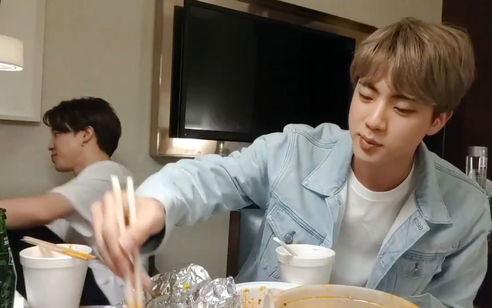 [图]【金硕珍】EAT JIN 嘉宾：JIMIN 190518 新泽西 中字 手动 帮果果加入eat jin直播 （狗头