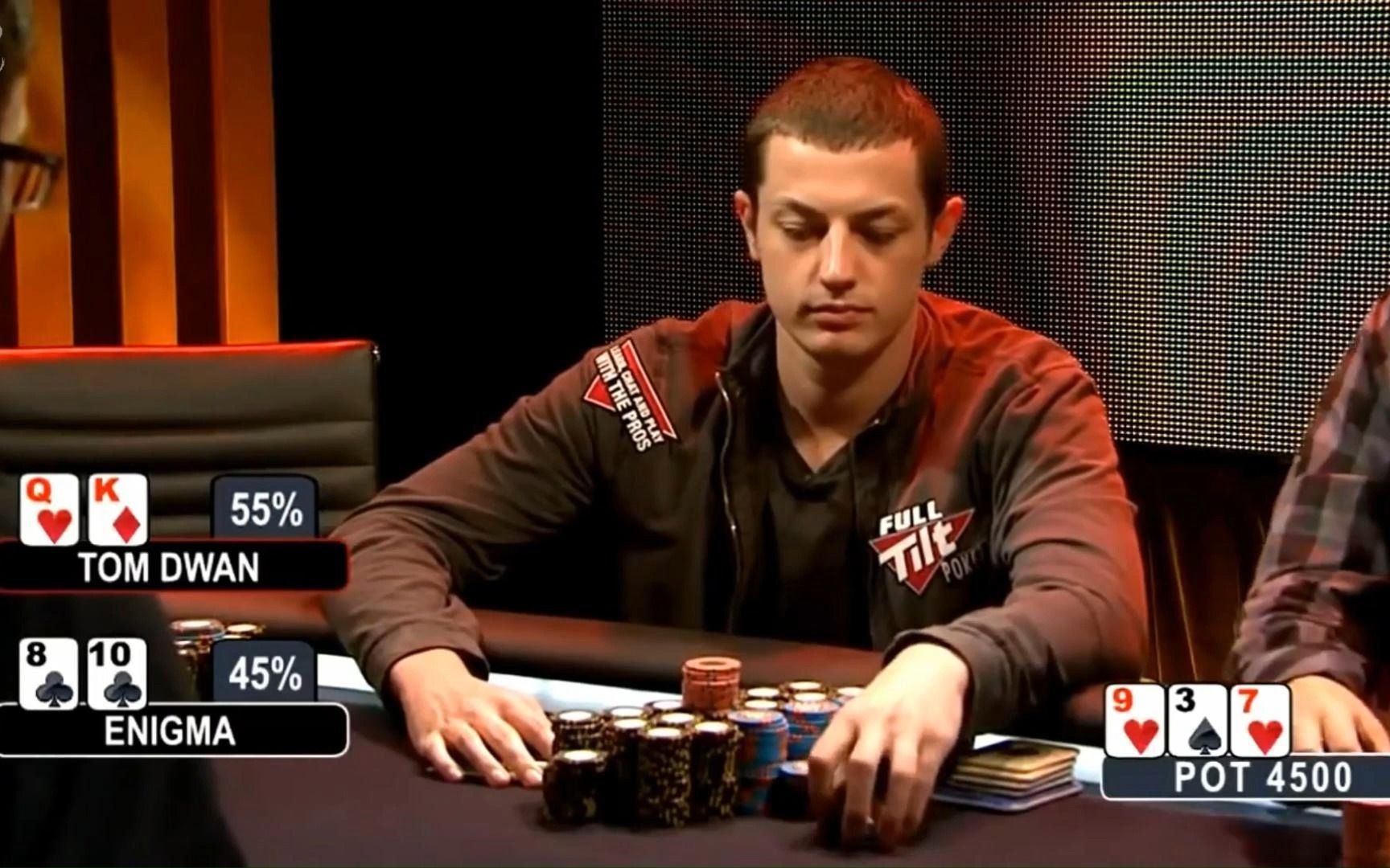 德州扑克:dwan毒王哥大杀全场 直接把隔壁筹码搬过来 筹码多到放不下