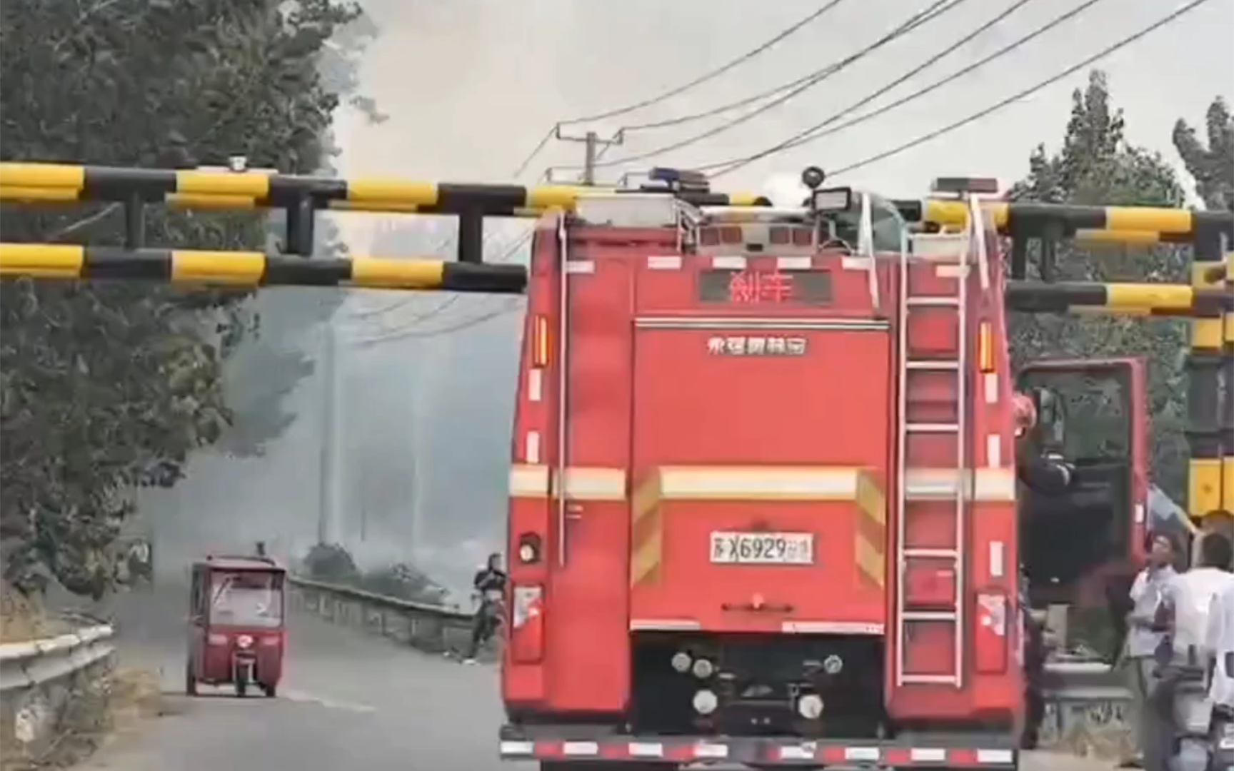 江苏宿迁皂河古镇5月29日,限高杆把消防车给挡住了,这下可把消防人员给急坏了. ∨ ∨哔哩哔哩bilibili